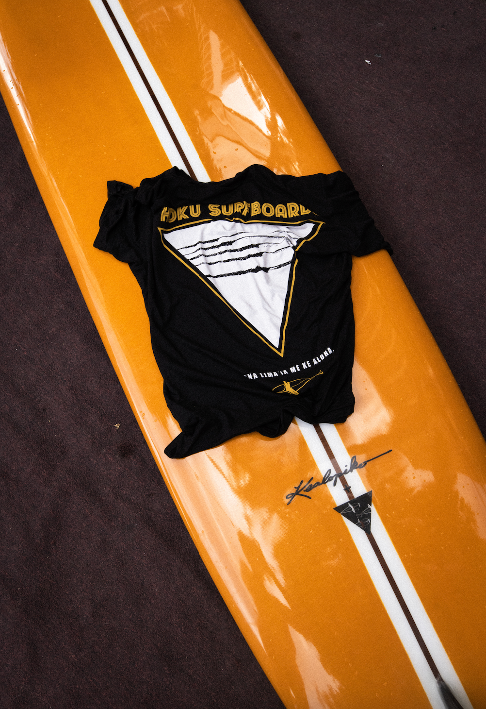 Hoku Surfboards | Kane Tee - washed black