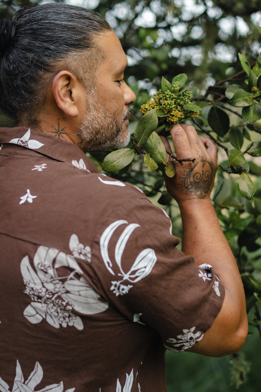ʻIliahi | Linen Button-down Aloha Shirt - brown