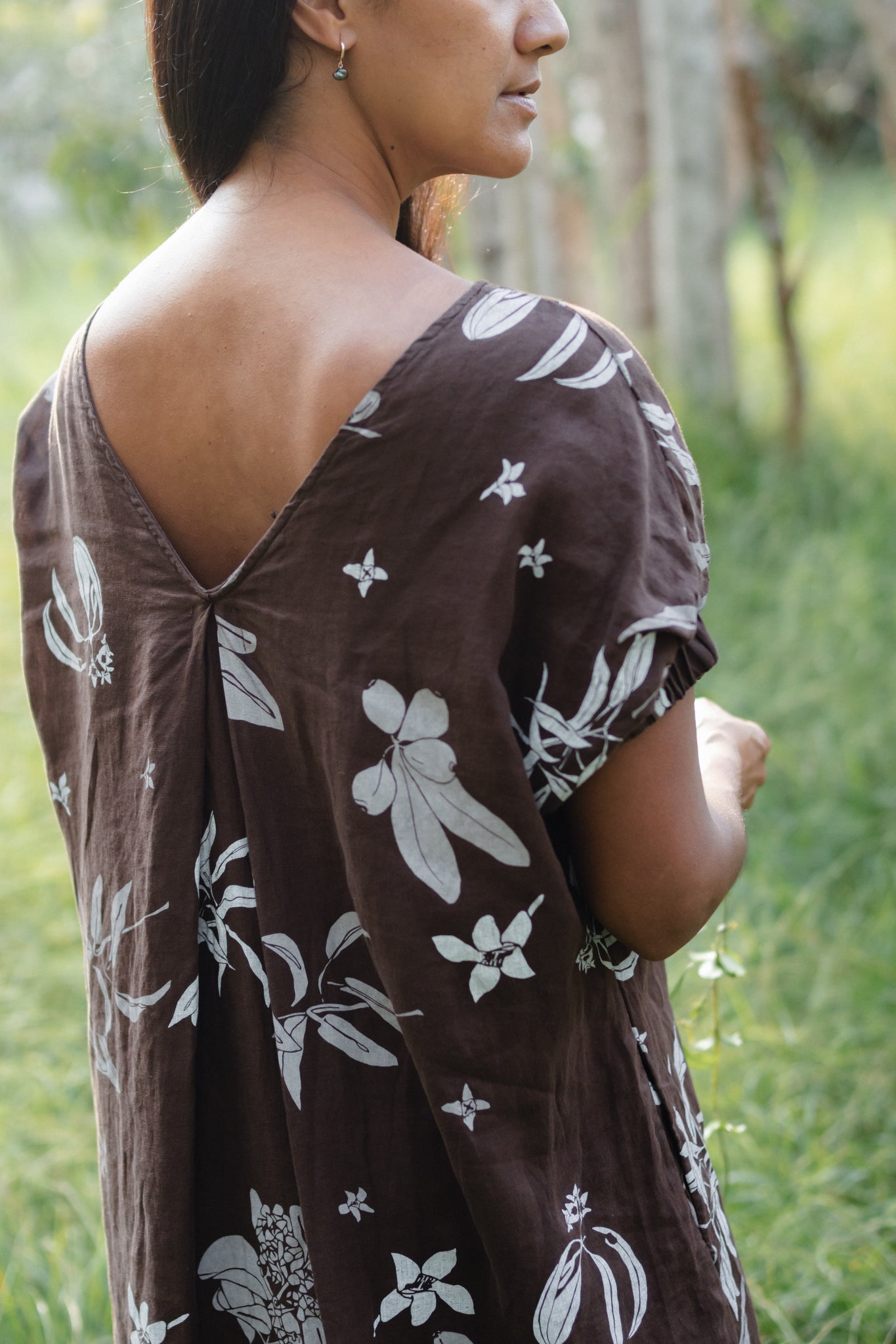 ʻIliahi | Linen Cinched Sleeve Maxi Dress - brown