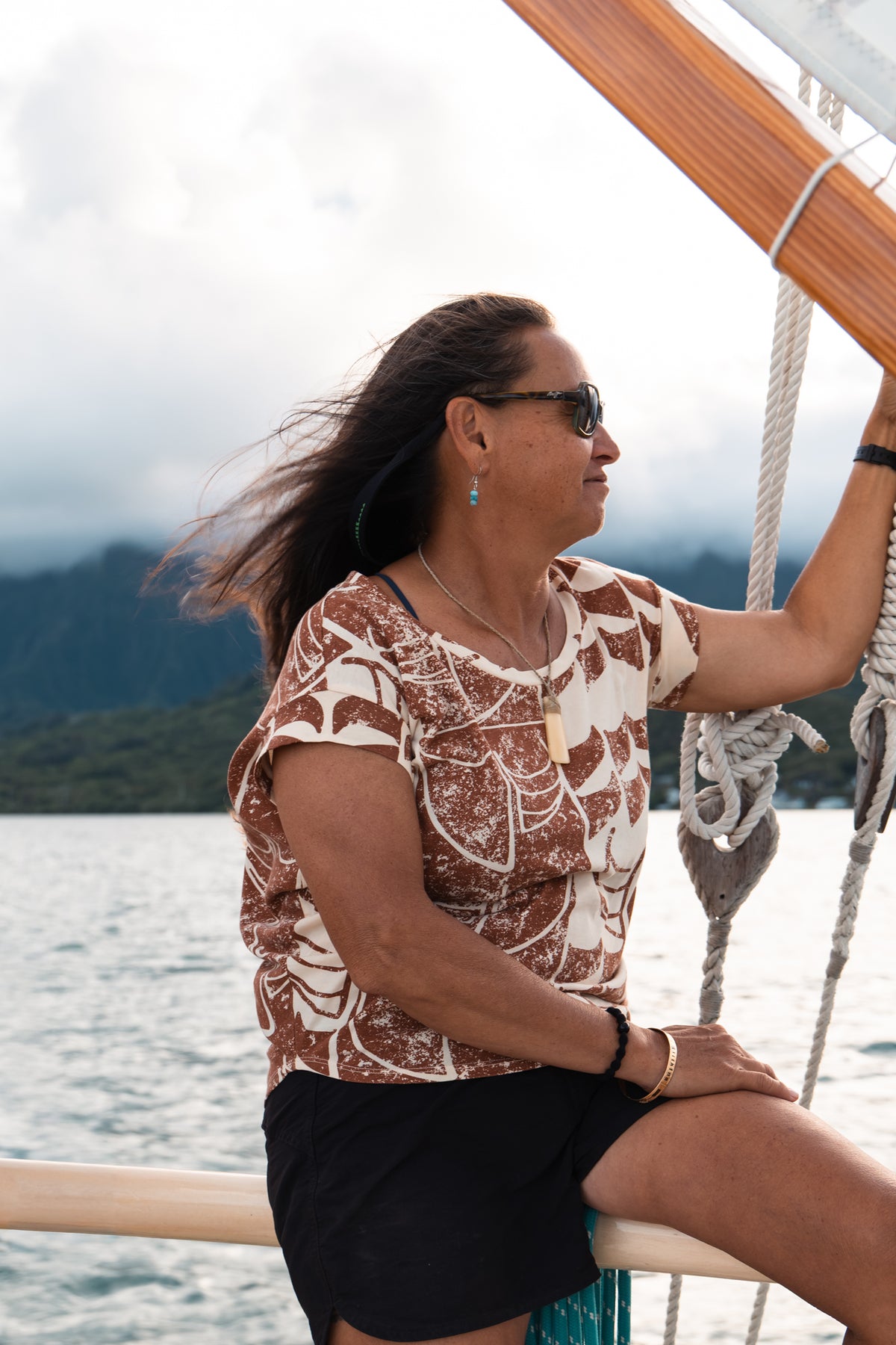 He Waʻa He Moku | Baggie Scoop Tee - creme