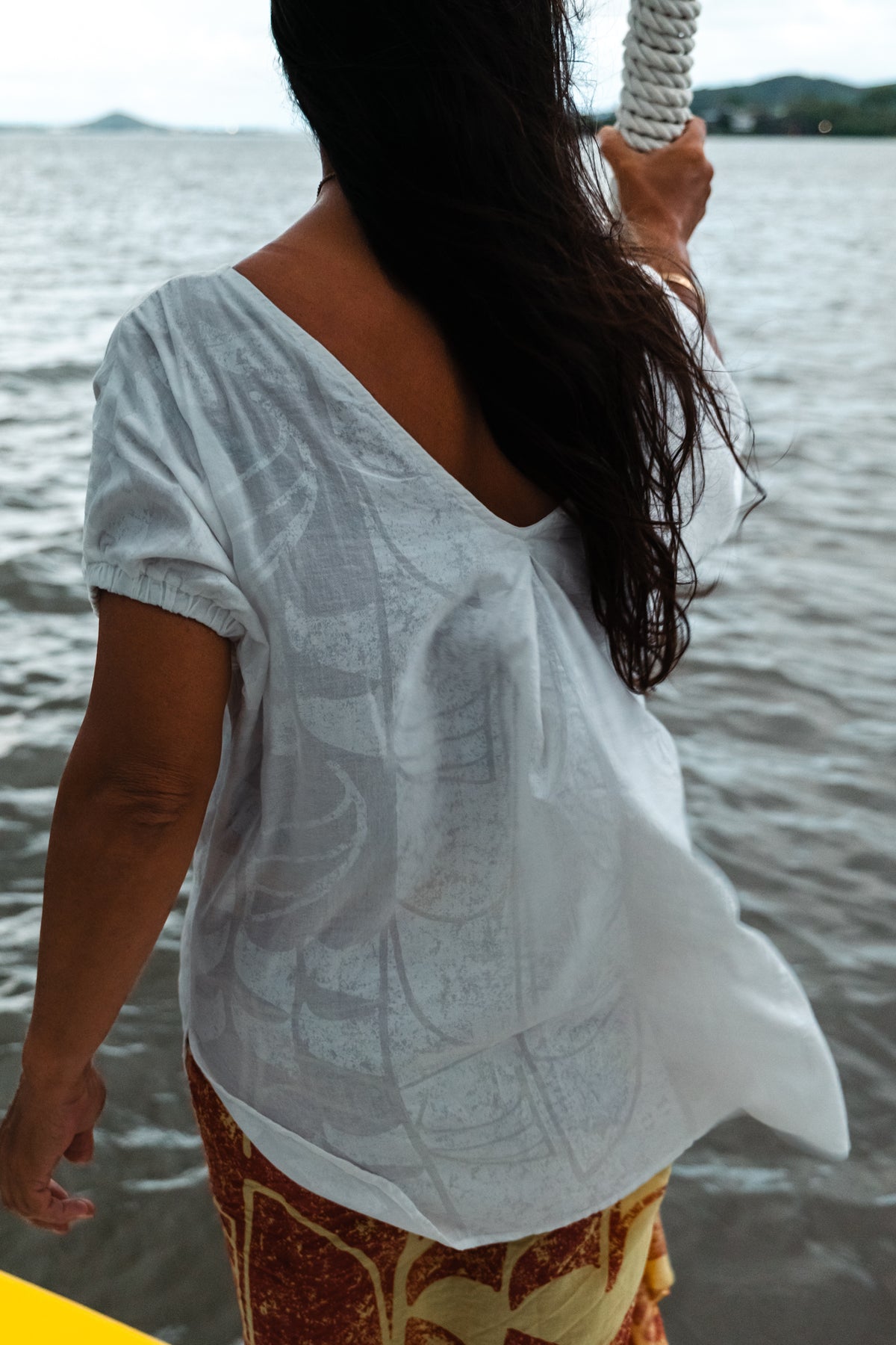 He Waʻa He Moku | Cinched Sleeve Top - white