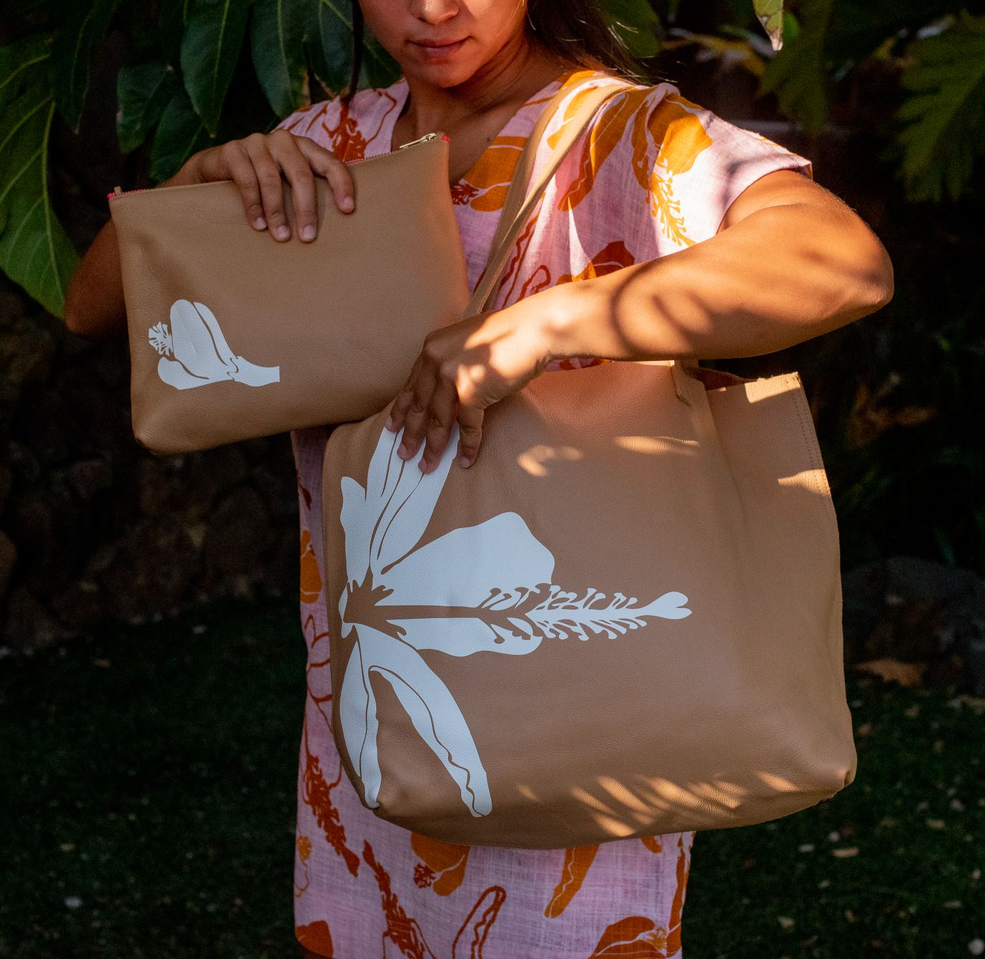 Kaʻilihiwa | Leather clutch - Pua aloalo - camel - ALL SALES FINAL